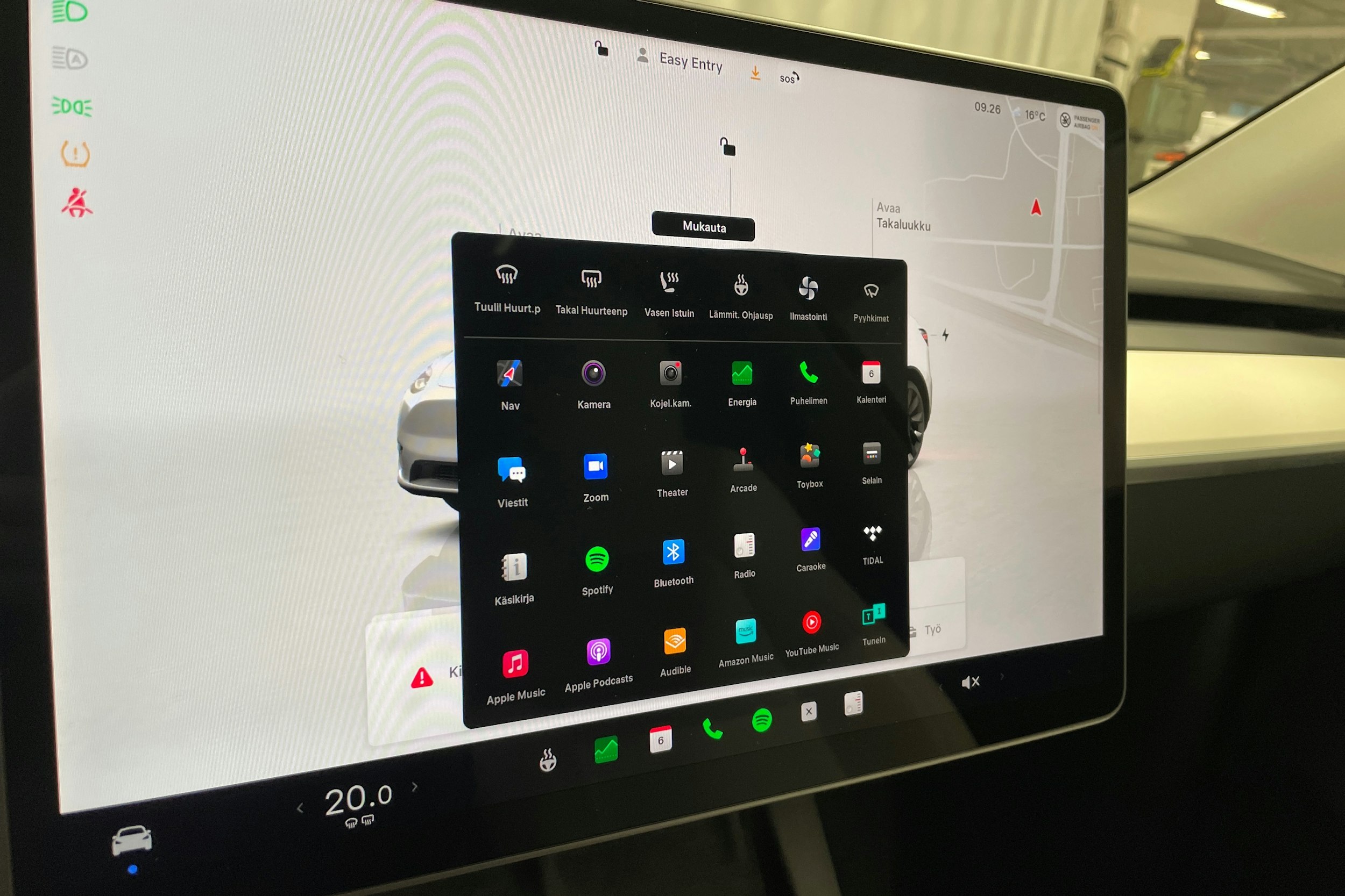 valkoinen Tesla Model Y 2023 kuva 16.