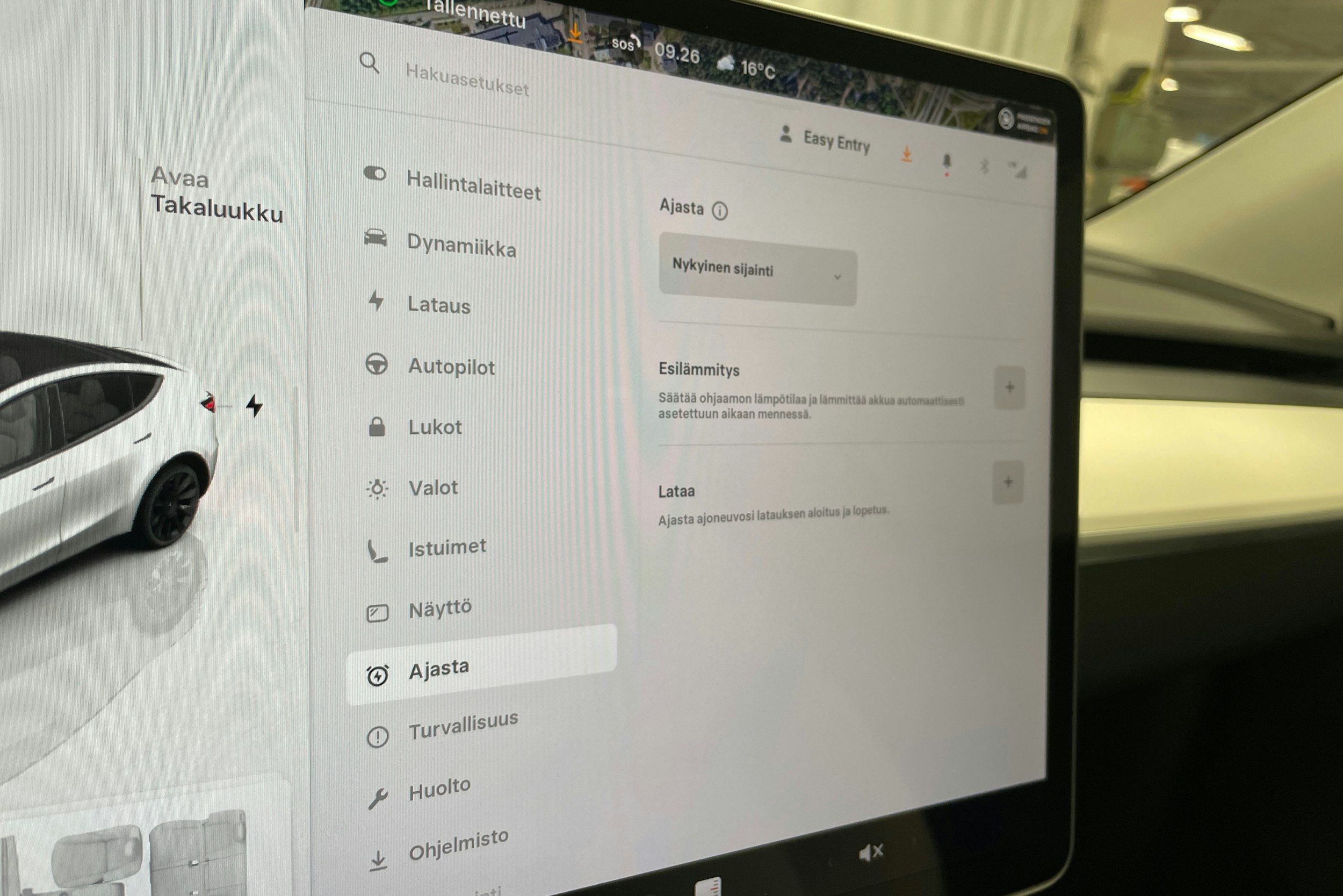 valkoinen Tesla Model Y 2023 kuva 17.