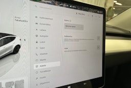 valkoinen Tesla Model Y 2023 kuva 17.