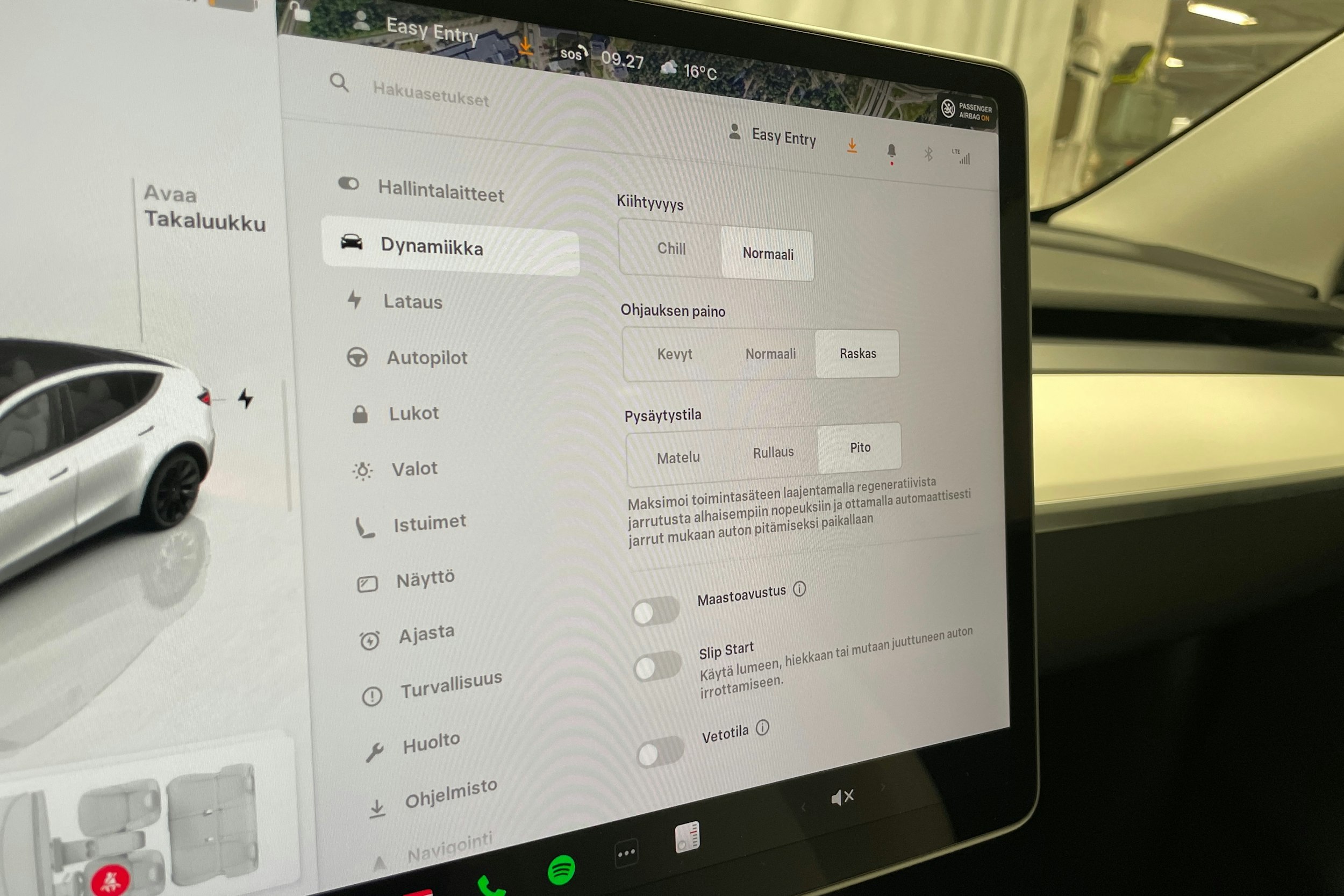 valkoinen Tesla Model Y 2023 kuva 19.