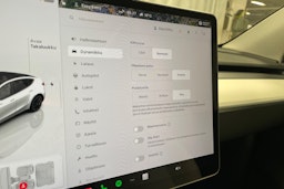 valkoinen Tesla Model Y 2023 kuva 19.