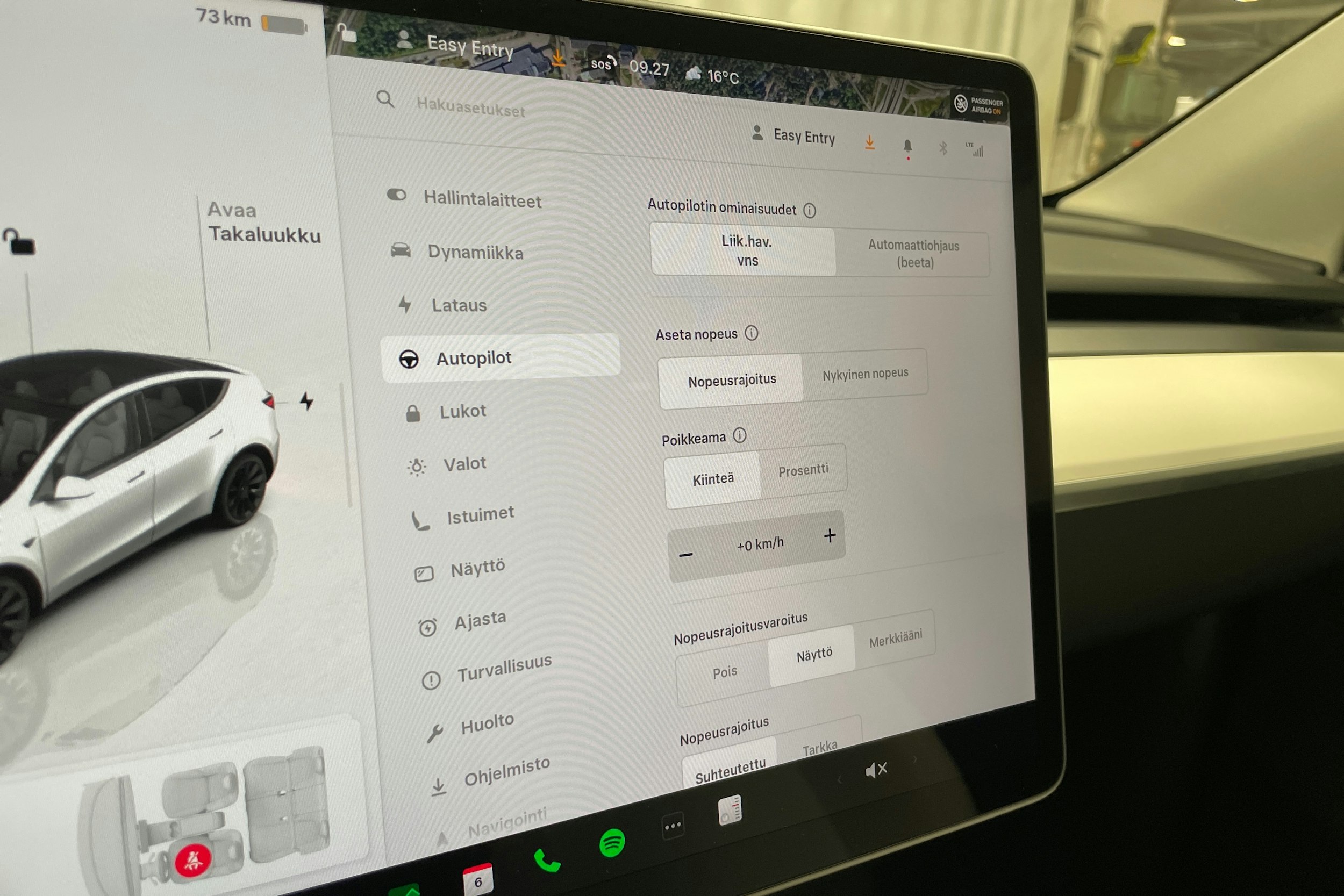 valkoinen Tesla Model Y 2023 kuva 20.