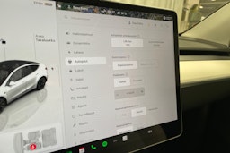 valkoinen Tesla Model Y 2023 kuva 20.