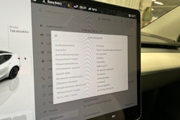 valkoinen Tesla Model Y 2023 kuva 23.