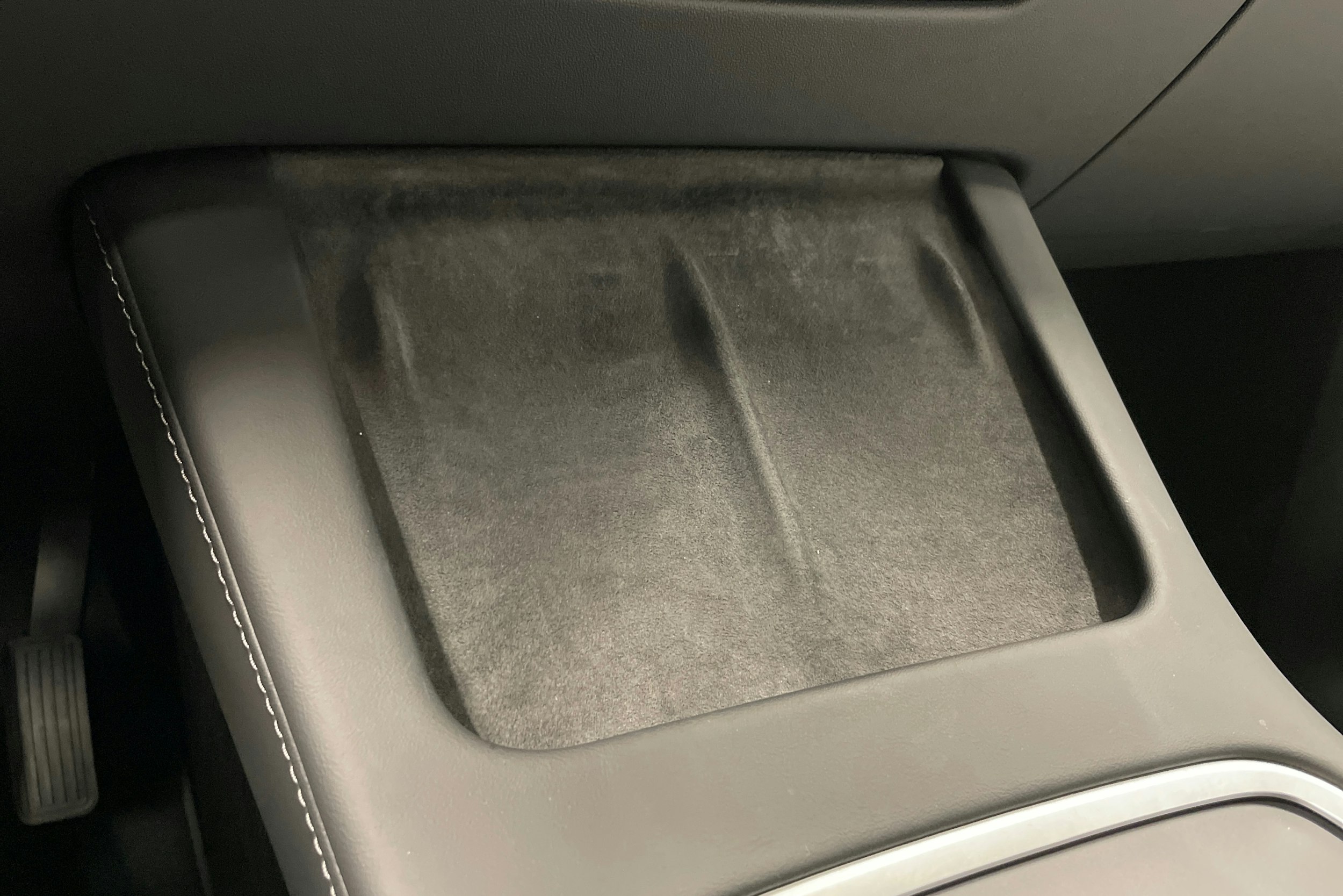 valkoinen Tesla Model Y 2023 kuva 24.