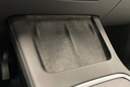 valkoinen Tesla Model Y 2023 kuva 24.