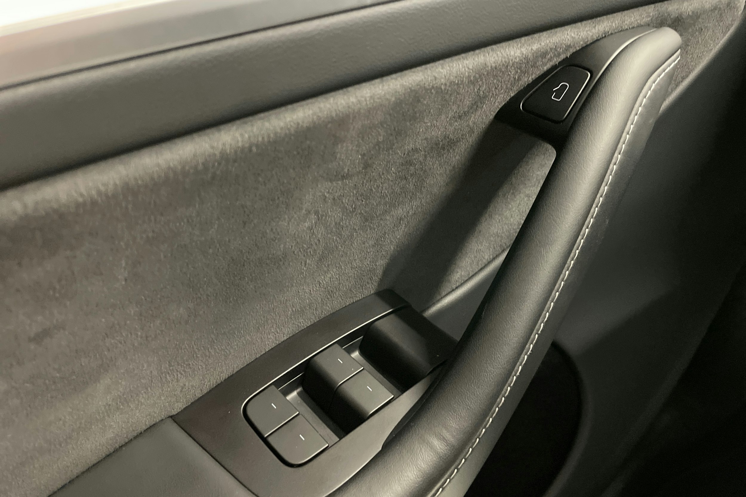 valkoinen Tesla Model Y 2023 kuva 25.