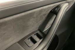 valkoinen Tesla Model Y 2023 kuva 25.