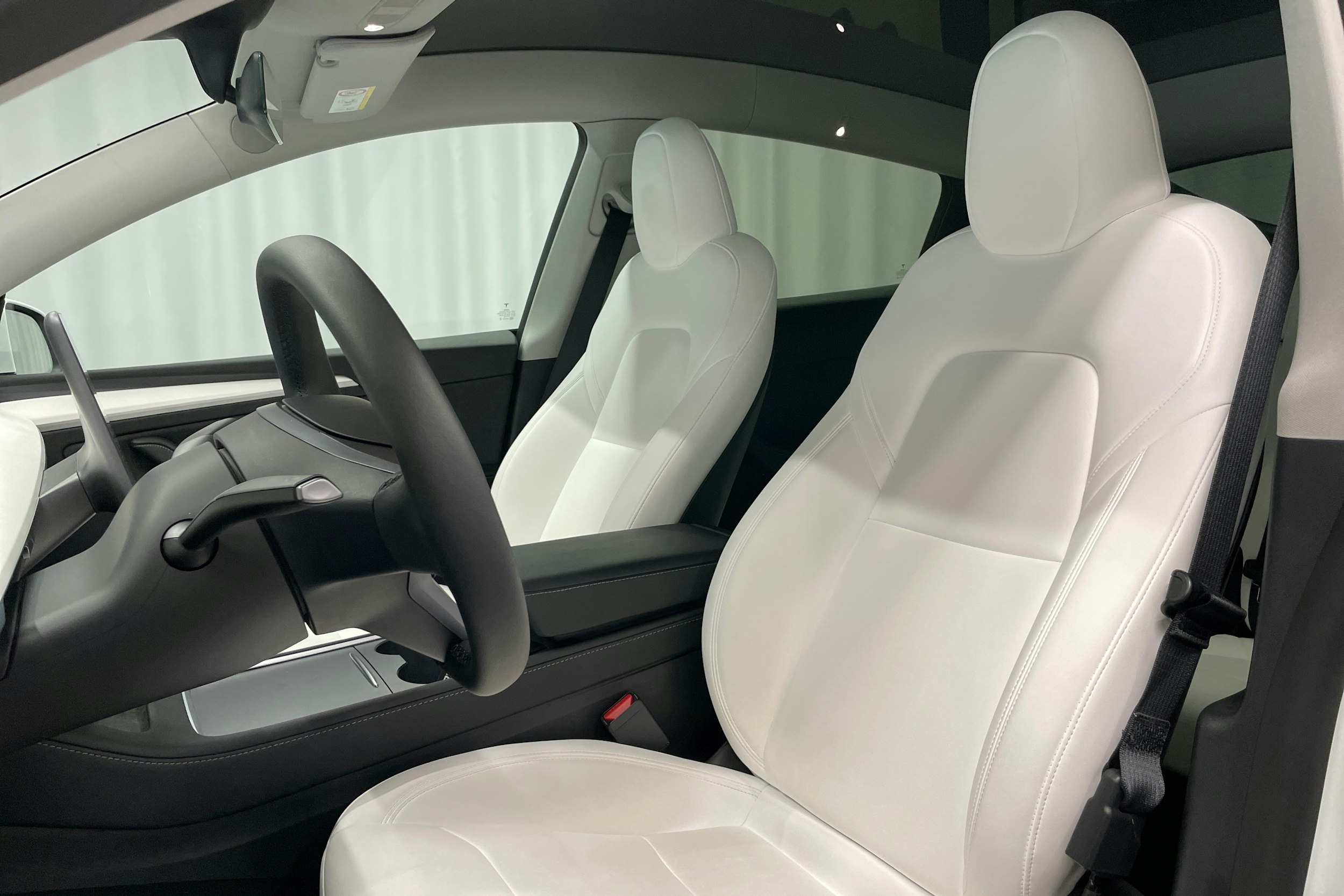 valkoinen Tesla Model Y 2023 kuva 26.