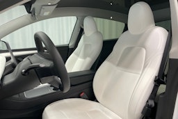 valkoinen Tesla Model Y 2023 kuva 26.