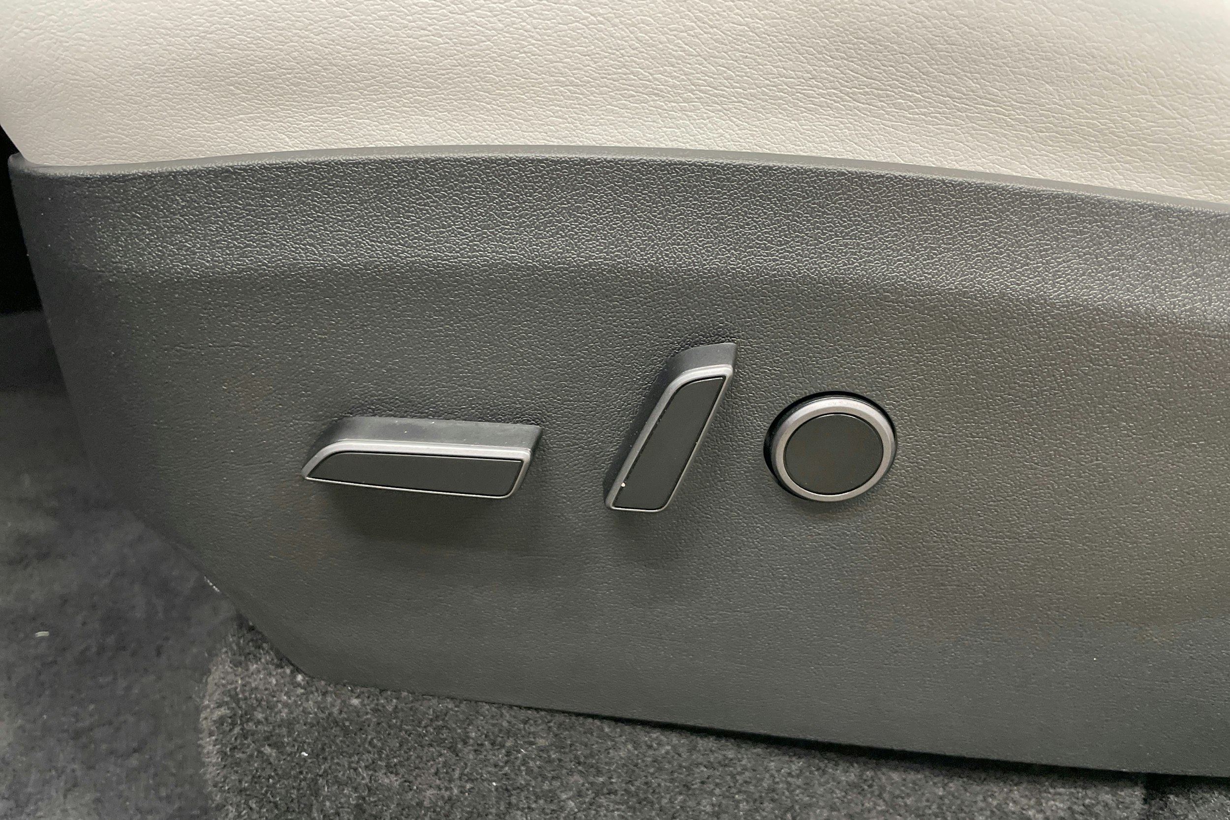 valkoinen Tesla Model Y 2023 kuva 27.