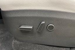 valkoinen Tesla Model Y 2023 kuva 27.