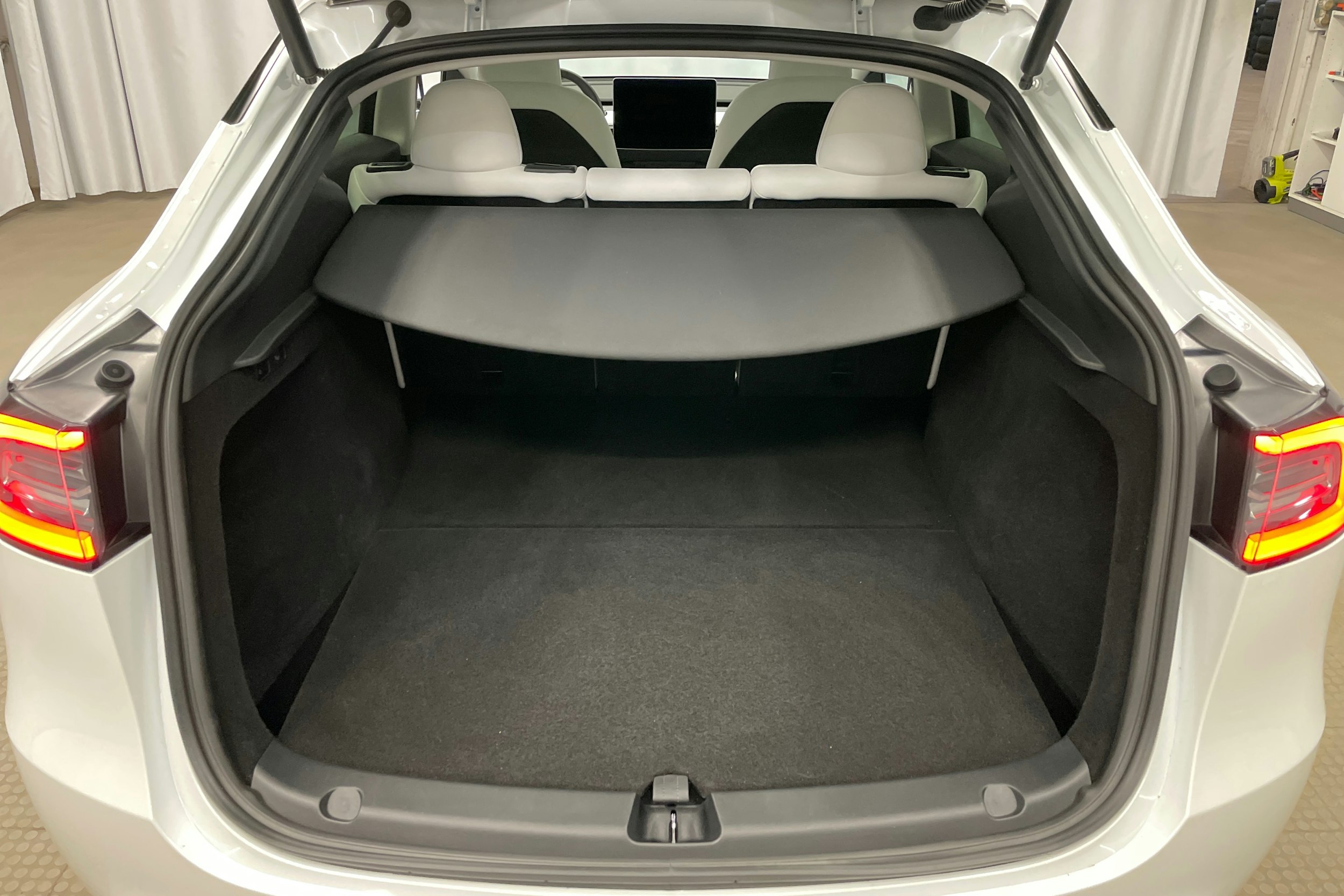 valkoinen Tesla Model Y 2023 kuva 28.