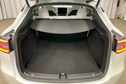 valkoinen Tesla Model Y 2023 kuva 28.