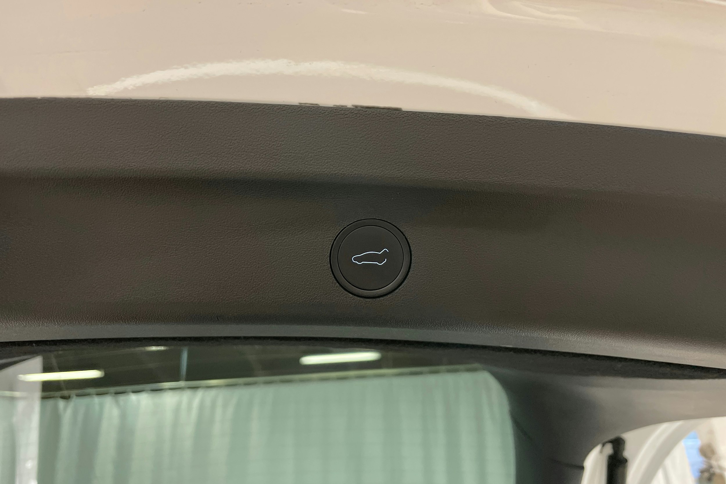 valkoinen Tesla Model Y 2023 kuva 29.