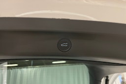 valkoinen Tesla Model Y 2023 kuva 29.