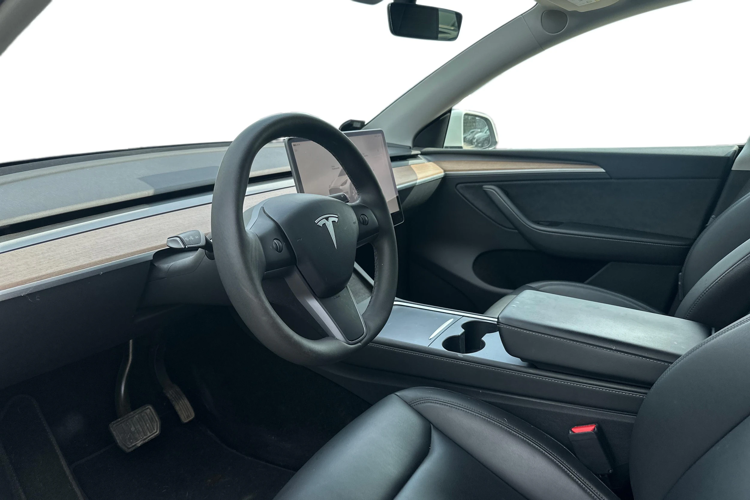 Valkoinen Tesla Model Y 2023 kuva 3.
