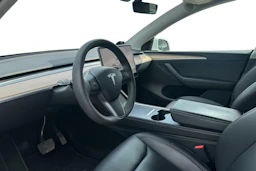 Valkoinen Tesla Model Y 2023 kuva 3.