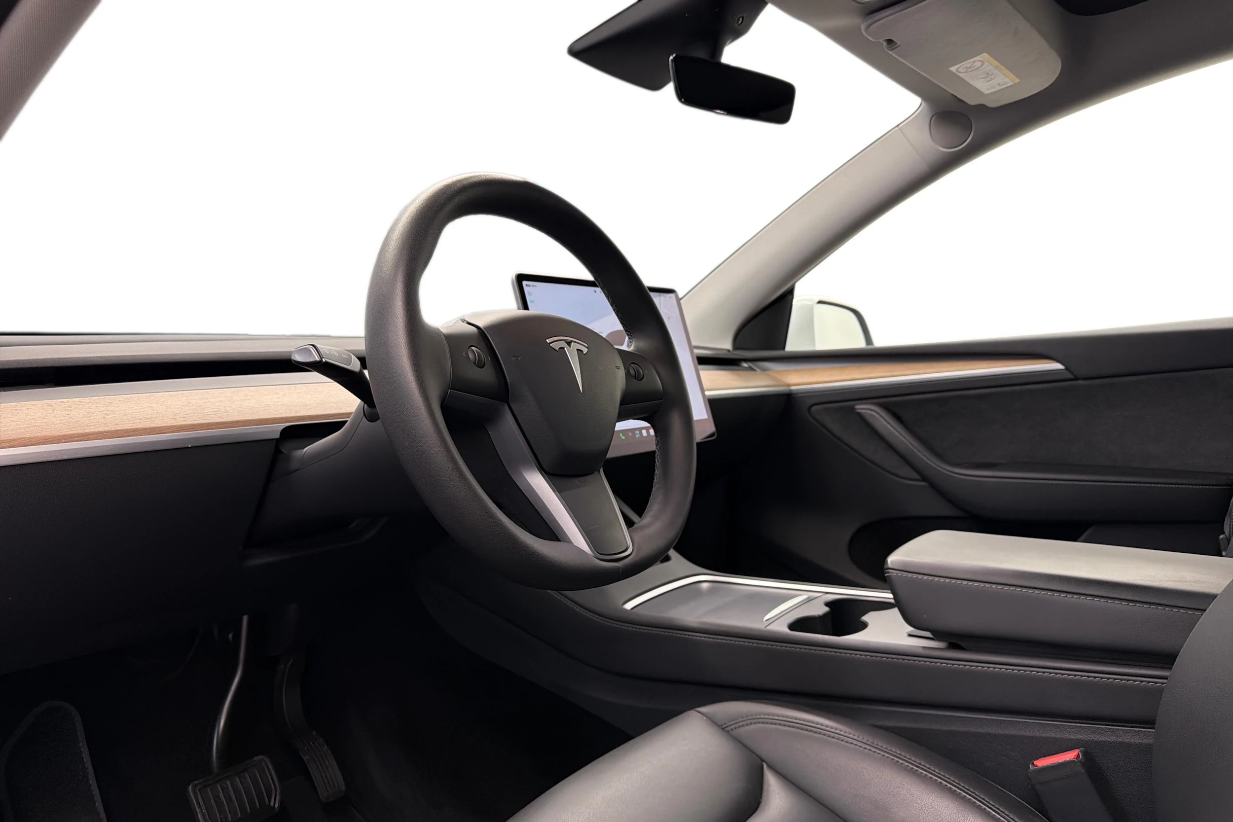 Valkoinen Tesla Model Y 2023 kuva 6.