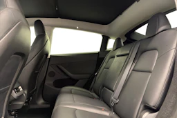 Valkoinen Tesla Model Y 2023 kuva 8.