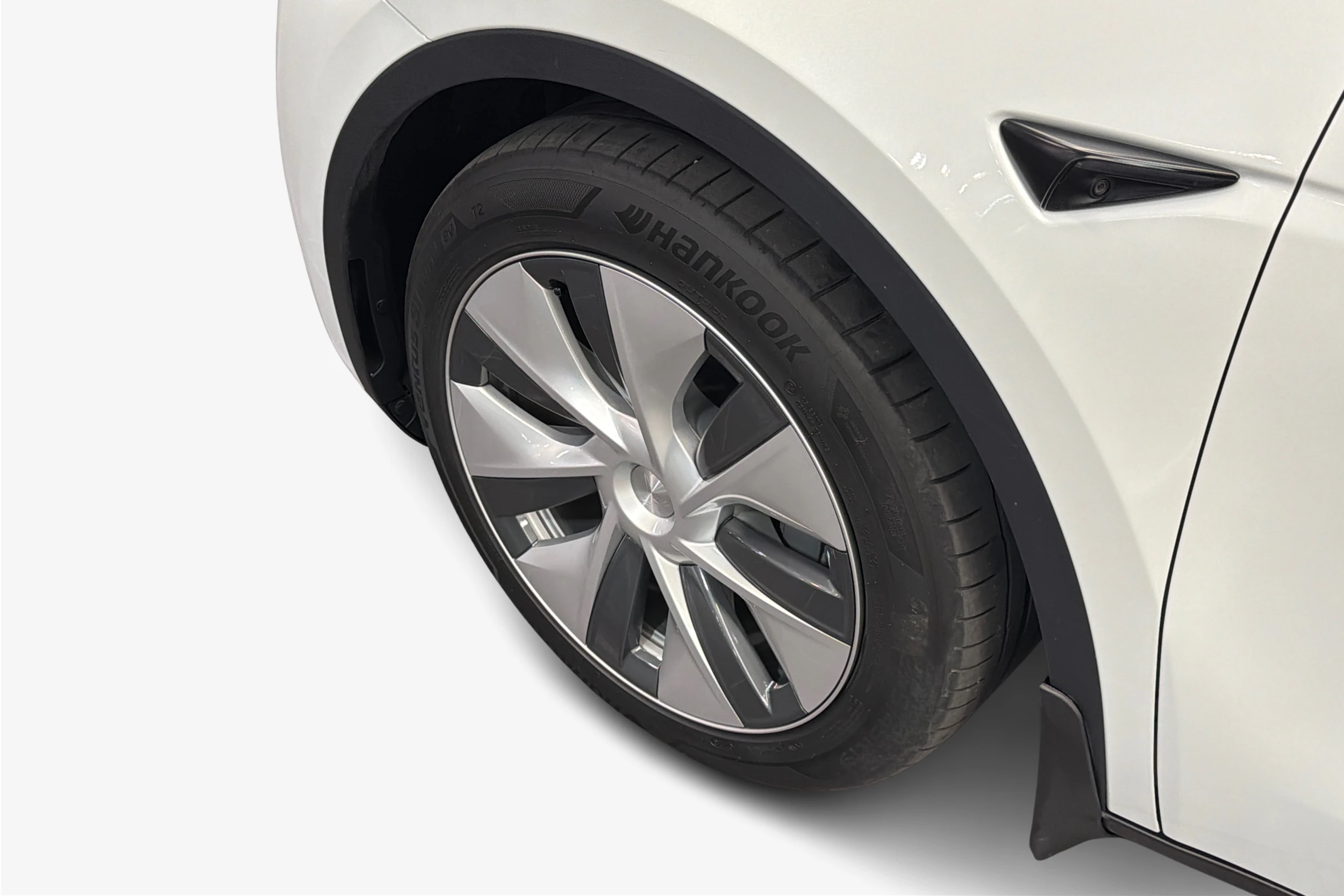 Valkoinen Tesla Model Y 2023 kuva 9.