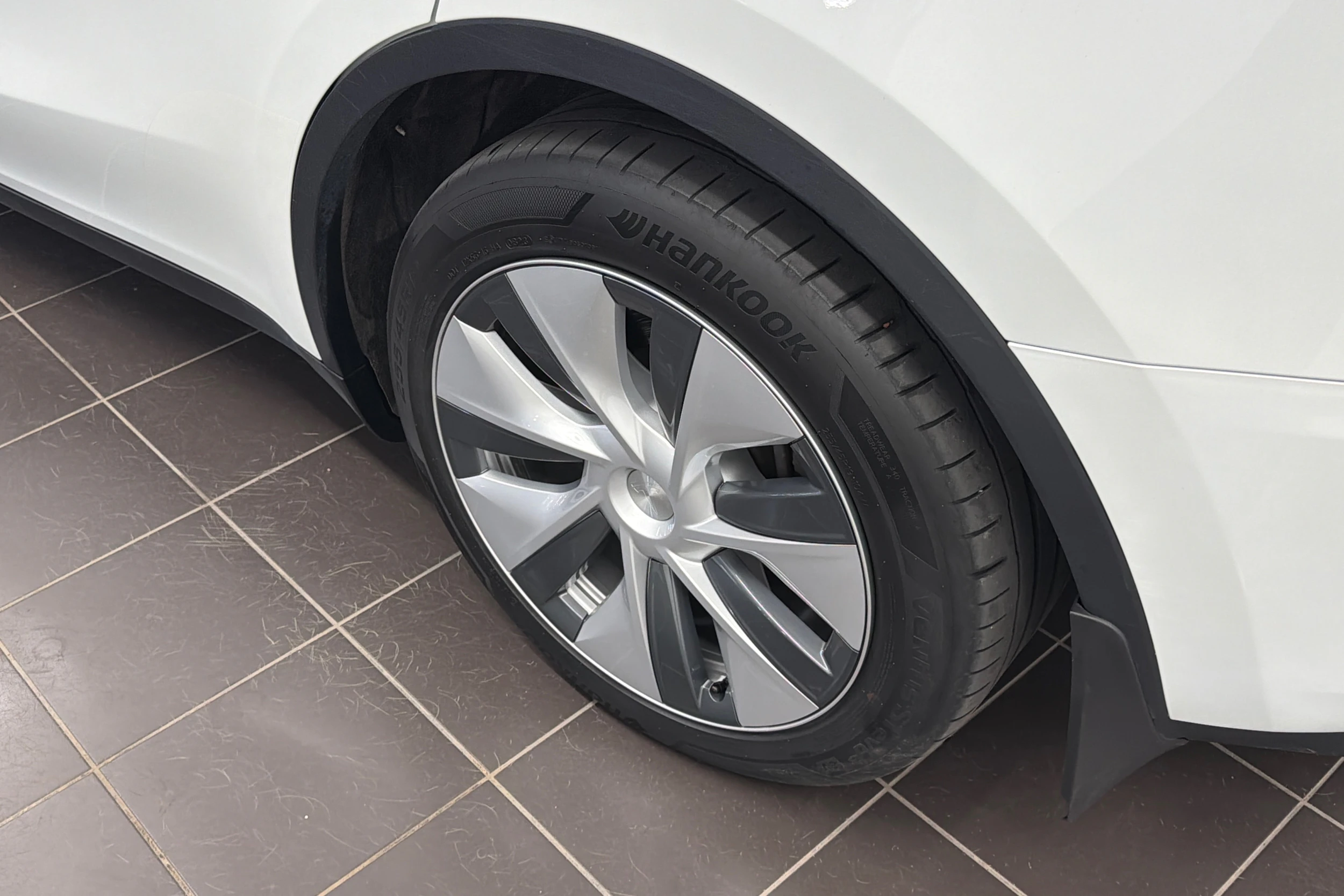 Valkoinen Tesla Model Y 2023 kuva 10.