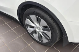 Valkoinen Tesla Model Y 2023 kuva 10.