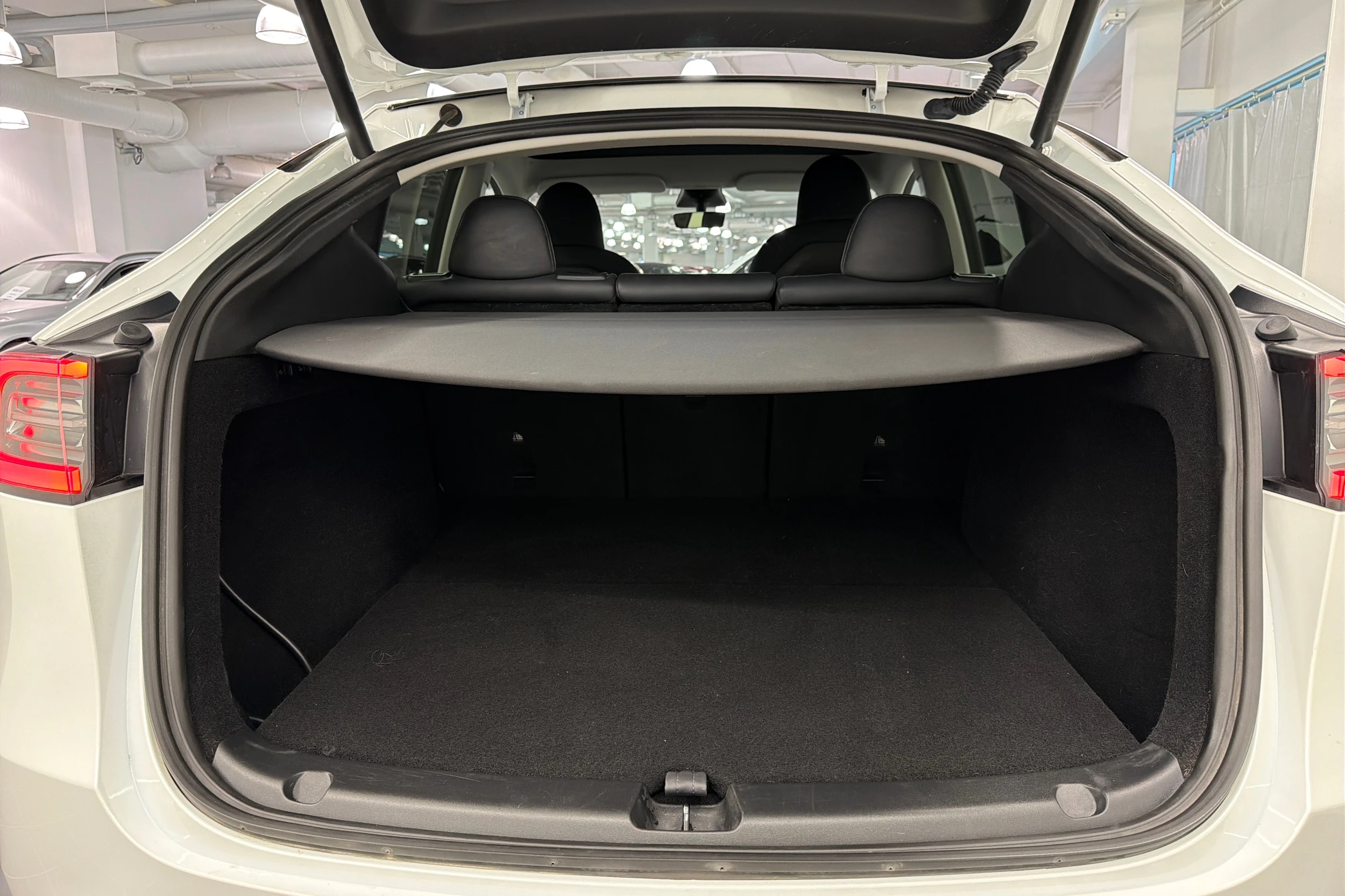 Valkoinen Tesla Model Y 2023 kuva 11.