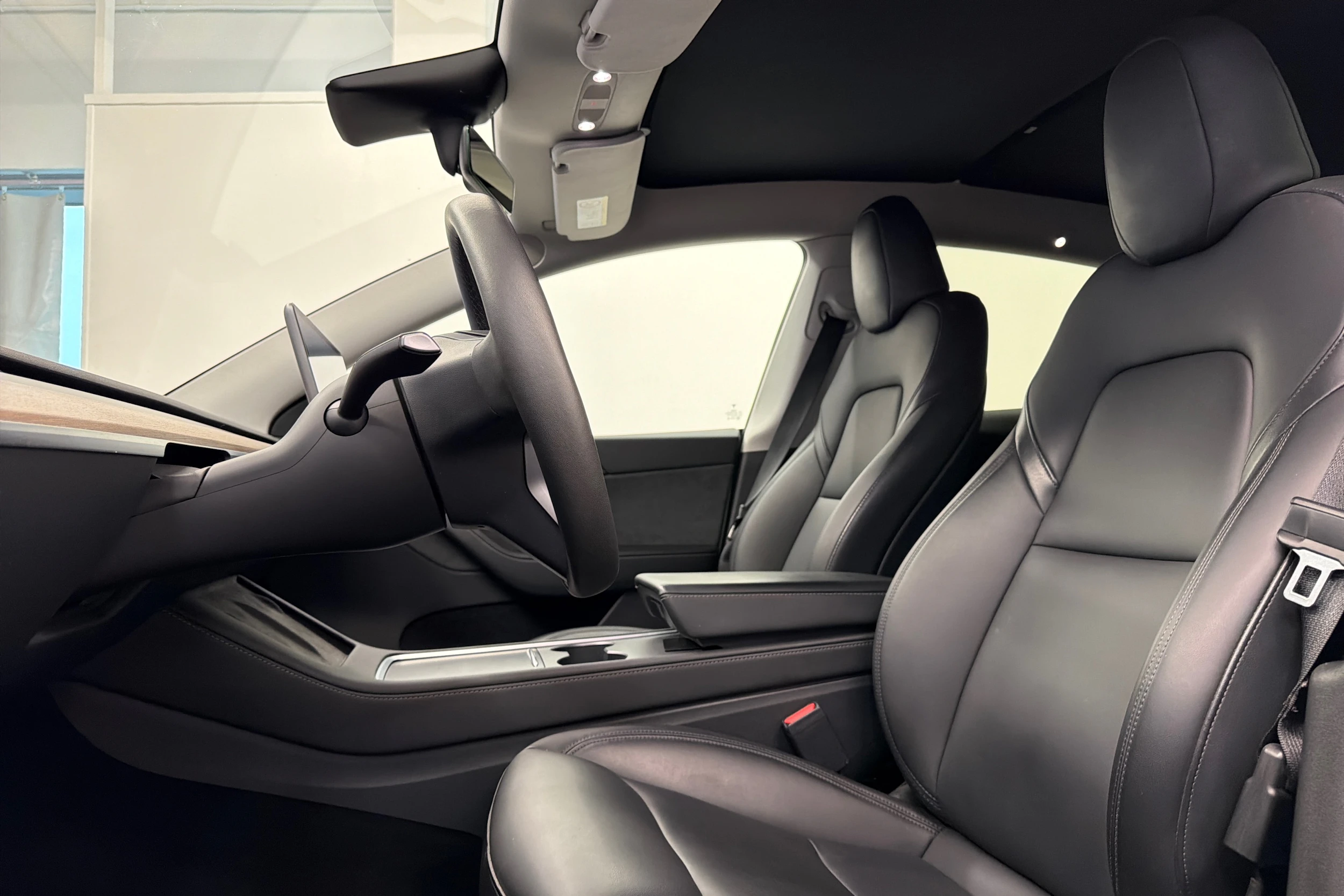 Valkoinen Tesla Model Y 2023 kuva 12.