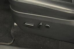 Valkoinen Tesla Model Y 2023 kuva 13.
