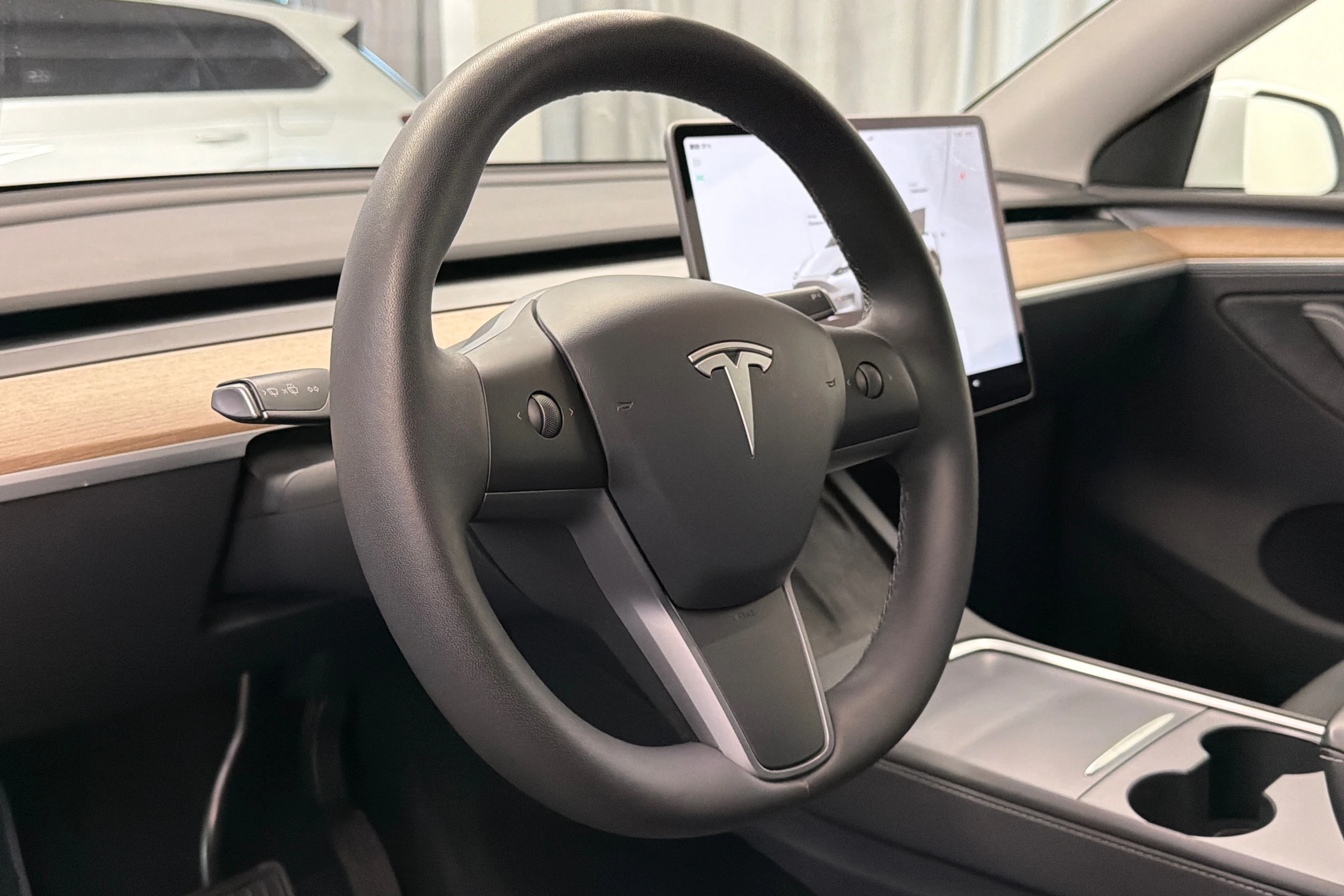 Valkoinen Tesla Model Y 2023 kuva 14.