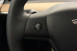 Valkoinen Tesla Model Y 2023 kuva 15.