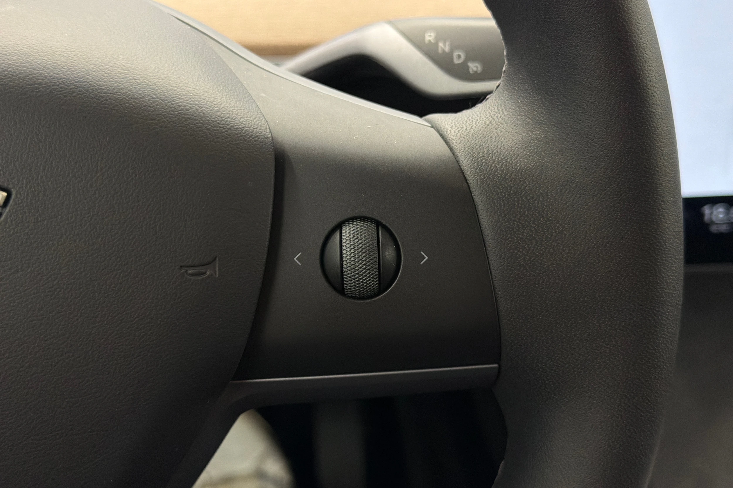 Valkoinen Tesla Model Y 2023 kuva 16.