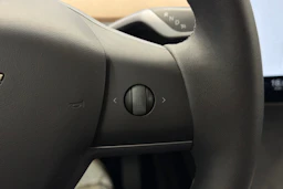 Valkoinen Tesla Model Y 2023 kuva 16.