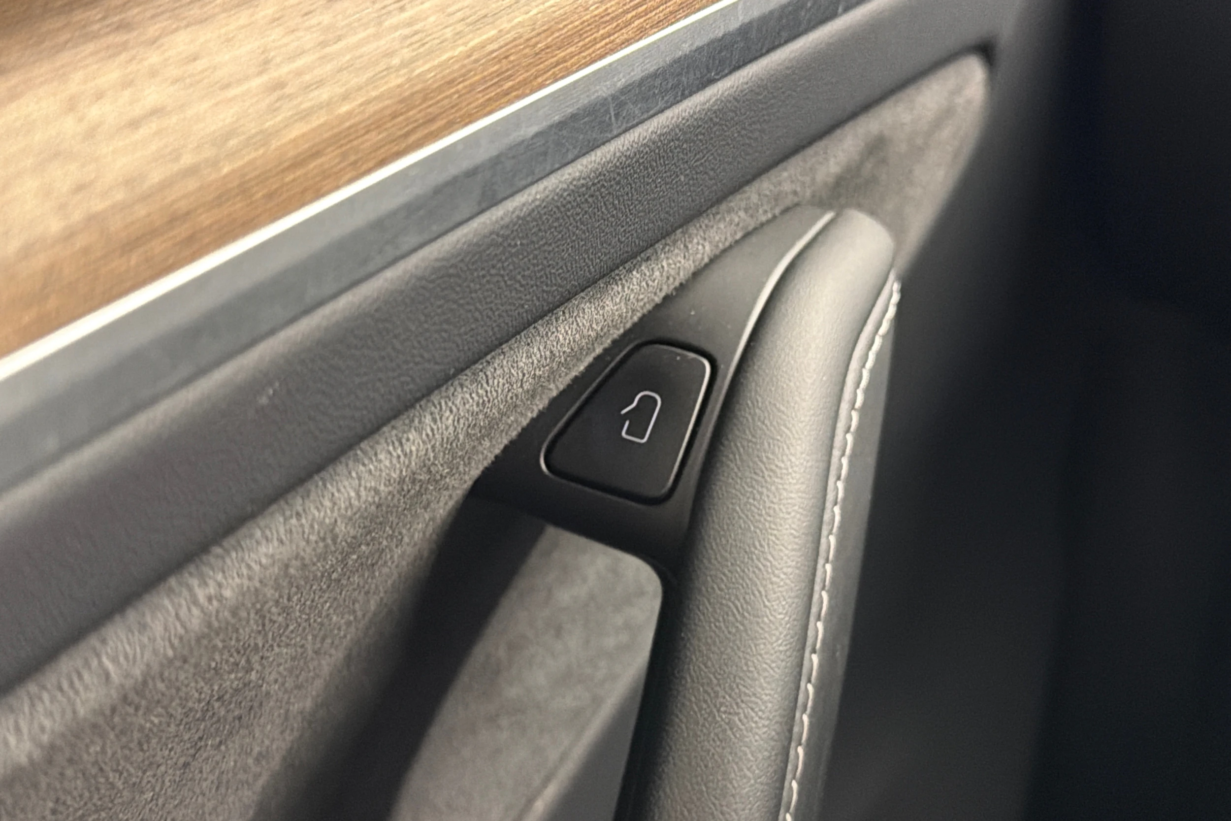 Valkoinen Tesla Model Y 2023 kuva 17.