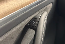 Valkoinen Tesla Model Y 2023 kuva 17.
