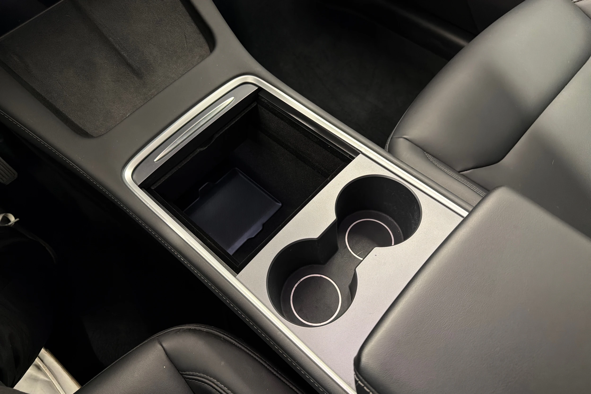 Valkoinen Tesla Model Y 2023 kuva 18.