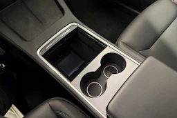 Valkoinen Tesla Model Y 2023 kuva 18.