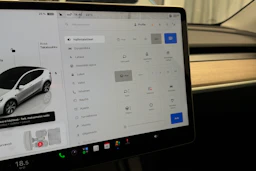 Valkoinen Tesla Model Y 2023 kuva 20.