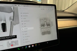 Valkoinen Tesla Model Y 2023 kuva 23.
