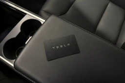 Valkoinen Tesla Model Y 2023 kuva 28.