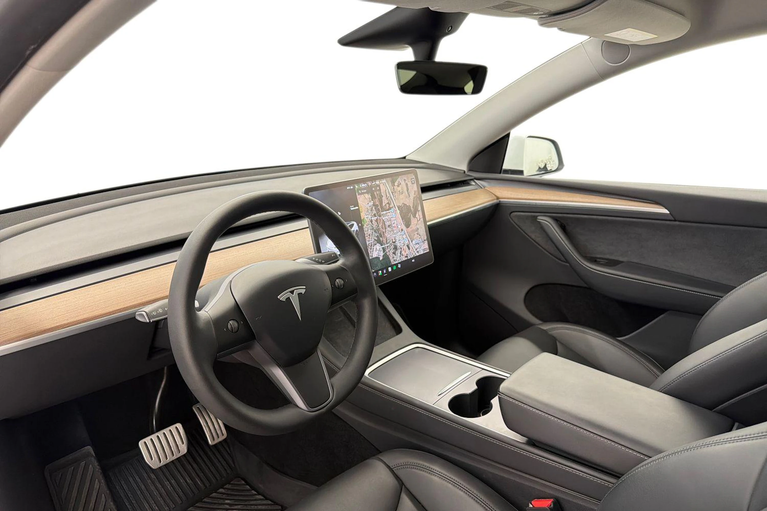 valkoinen Tesla Model Y 2023 kuva 8.