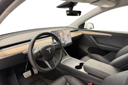valkoinen Tesla Model Y 2023 kuva 8.