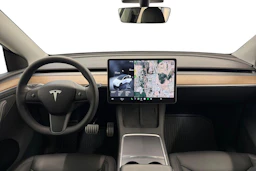 valkoinen Tesla Model Y 2023 kuva 9.