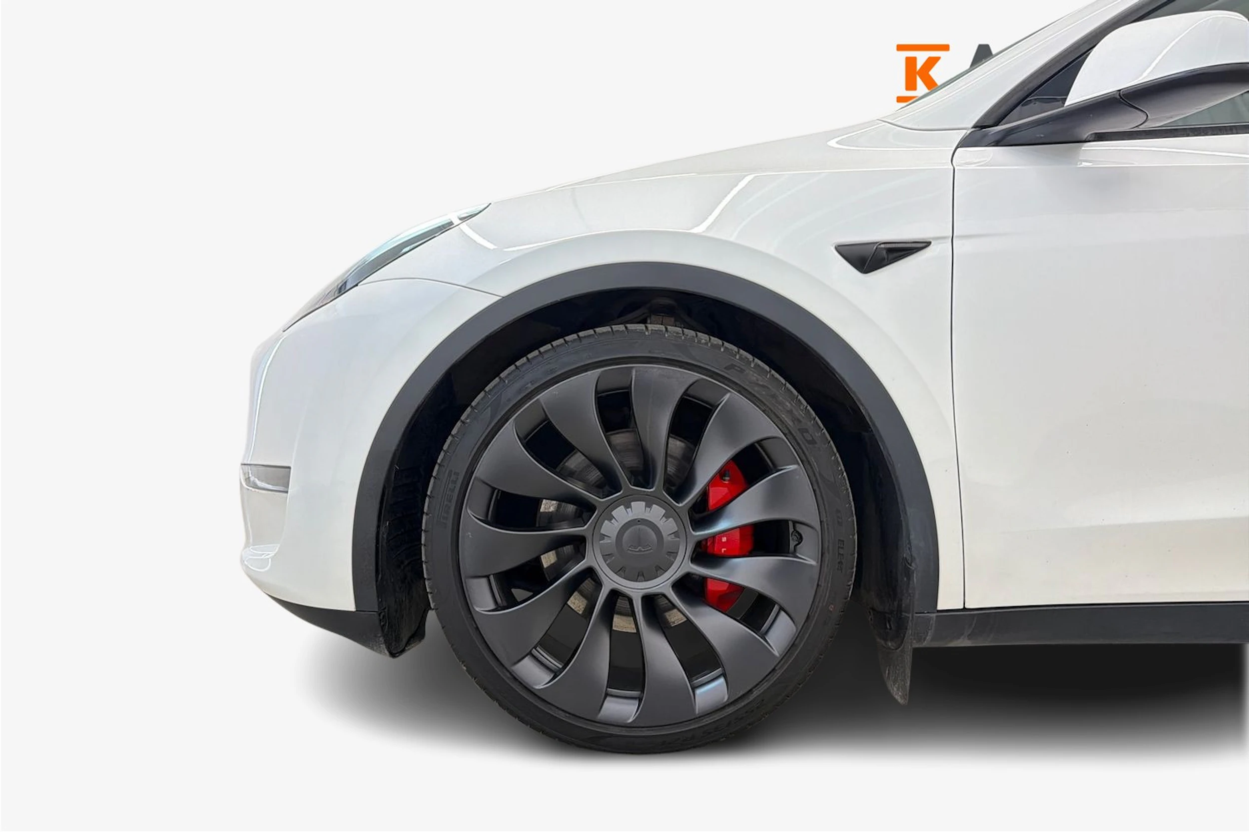 valkoinen Tesla Model Y 2023 kuva 12.