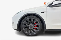 valkoinen Tesla Model Y 2023 kuva 12.
