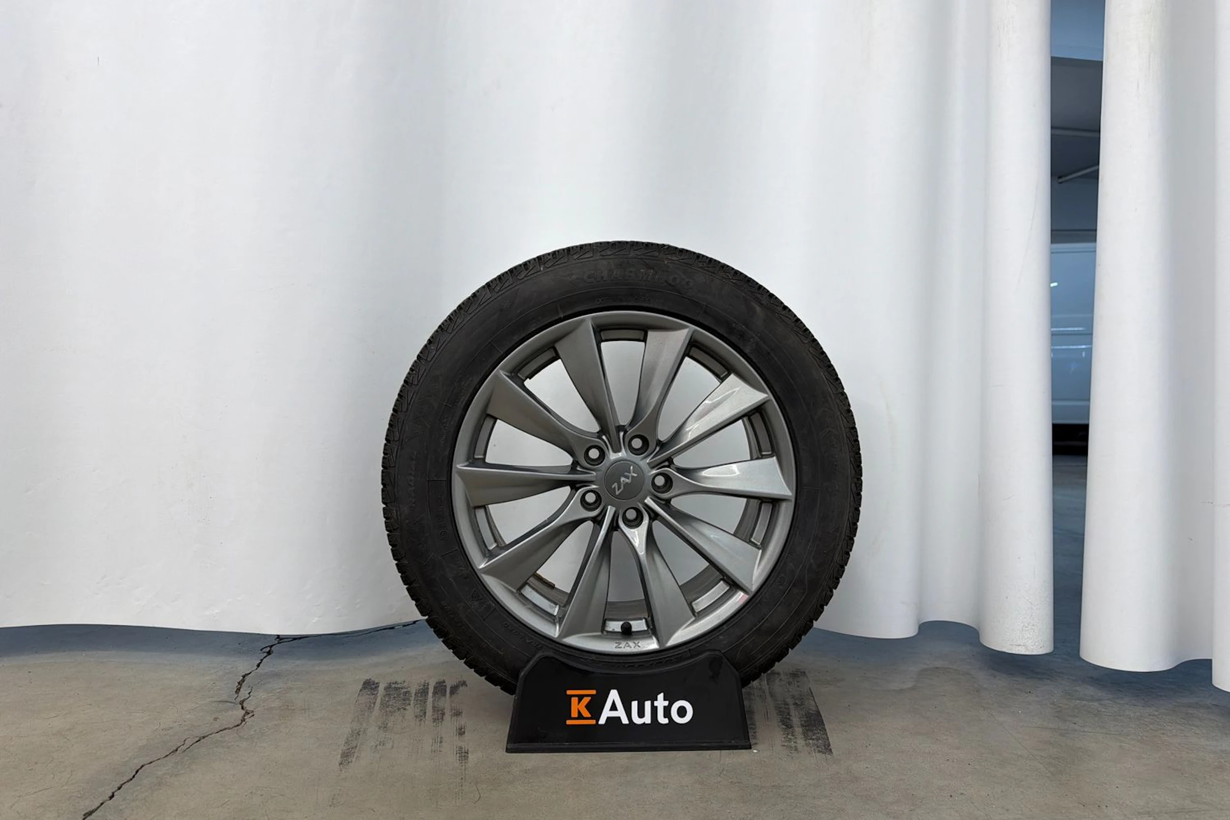 valkoinen Tesla Model Y 2023 kuva 15.