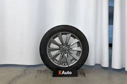 valkoinen Tesla Model Y 2023 kuva 15.