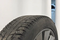 valkoinen Tesla Model Y 2023 kuva 16.