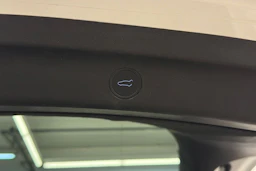 valkoinen Tesla Model Y 2023 kuva 18.